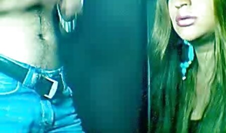 आदमी है जो चुपचाप सेक्सी वीडियो हिंदी में मूवी मेज के नीचे अपनी पैंट की विदेश में था